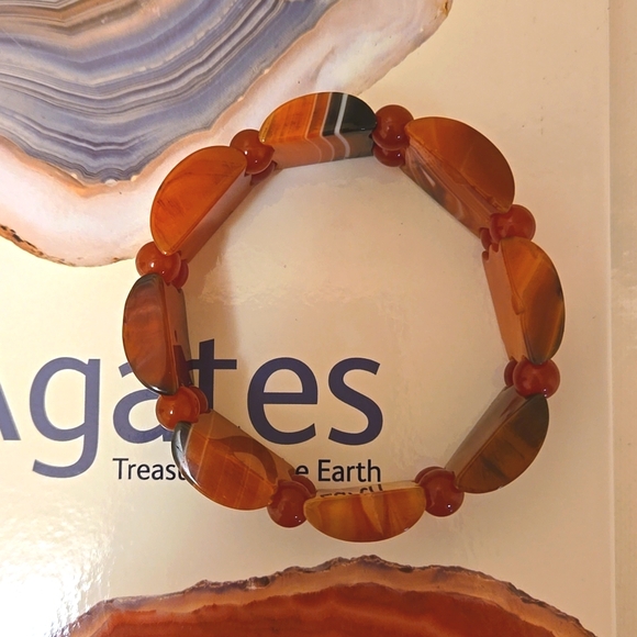 Banded Agate  & Carnelian Bead Elasticized Bracelet - Picture 4 of 12